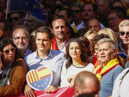 Rivera y Arrimadas, en el centro de la foto, en la manifestación de Barcelona. A la izquierda, Albiol. En vídeo, declaraciones de Alberto Garzón (IU).