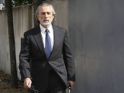 Francisco Correa camina hacia la sala del jucio de la trama Gurtel.