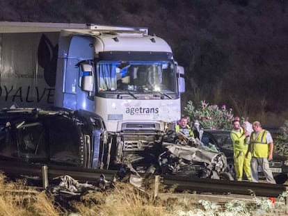 Dos coches destrozados por el accidente de este lunes en la A7, en Murcia.