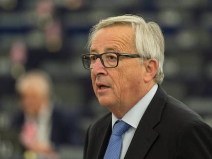 El presidente de la Comisión Europea, Jean-Claude Juncker, asiste a un pleno en el Parlamento Europeo en Estrasburgo (Francia). En vídeo, las declaraciones del vicepresidente, Valdis Dombrovskis.