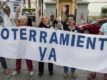 Varios integrantes de la Plataforma Pro-soterramiento de la vías de Murcia se manifiestan en la puerta de la delegación del Gobierno.