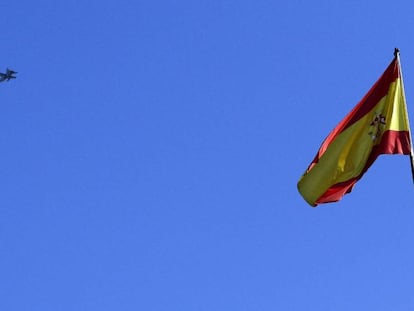 Dos cazas y un avión cisterna repostan durante un ensayo del desfile aéreo de la Fiesta Nacional en Madrid. En vídeo, la preparación del desfile.