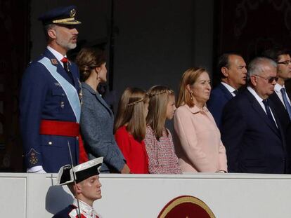 Los Reyes junto a sus hijas, la princesa Leonor y la infanta Sofía, presiden el desfile del Día de la Fiesta Nacional.