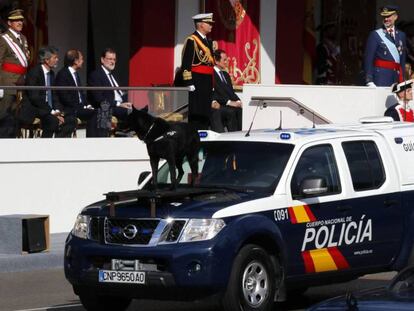 Un vehículo de guías caninos de la Policía Nacional participa en el desfile del Dia de La Hispanidad.