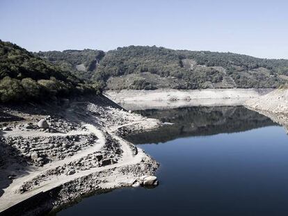 El Embalse de Belesar (Galicia), en miínimos históricos que dejan a a la vista los bancales romanos inundados de la ribeira sacra del río Miño.