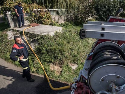 Un camión cisterna rellena un depósito en una aldea del ayuntamiento de Carballo (A Coruña).