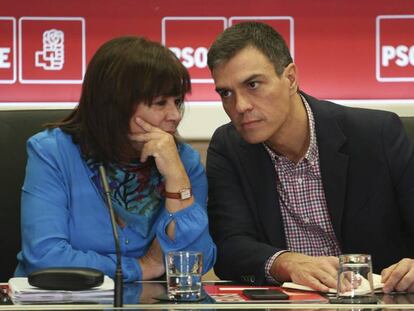 El secretario general del PSOE, Pedro Sánchez (d), junto a la presidenta del partido, Cristina Narbona (i).
