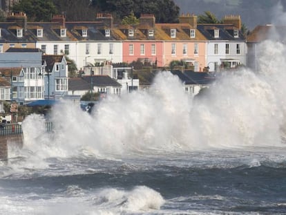 Las olas del huracán Ophelia azotaron el lunes la localidad de Penzance en Inglaterra. Matt Cardy Getty Images