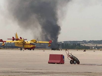Imagen de la base de Torrejón tras el accidente del caza F-18. En primer plano, un avión apagafuegos.