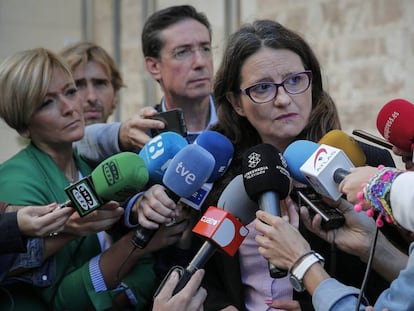 La vicepresidenta del Gobierno valenciano, Mónica Oltra, ha contado a las puertas de las Cortes, el escrache que sufrió anoche.