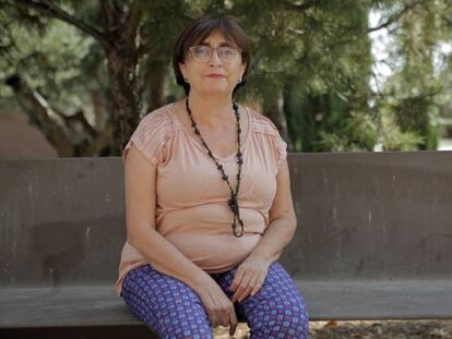 María Jesús Fernández, trasplantada de riñón hace 25 años, en su barrio en Toledo.