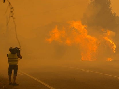 FOTO: Una vivienda es devorada por las llamas en la parroquia de Meder (As Neves) el domingo pasado. / VÍDEO: El detenido llega a dependencias judiciales.