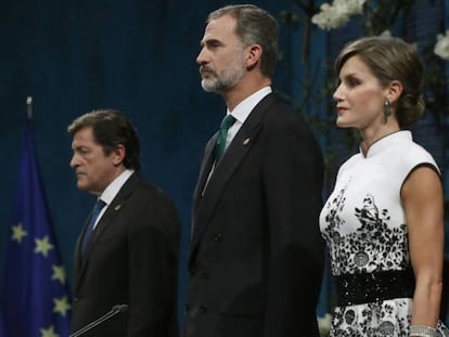 Los reyes Felipe y Letizia junto a Javier Fernández, al inicio de la ceremonia de los premios Princesa de Asturias.