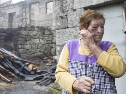 Delia Fidalgo, de 88 años, ante su propiedad arrasada por el fuego en As Fermosas (Carballeda de Avia).