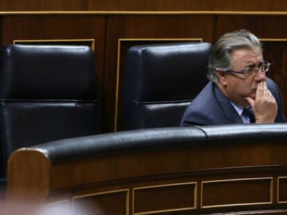 El ministro de Interior, Juan Ignacio Zoido, durante el pleno del Congreso.