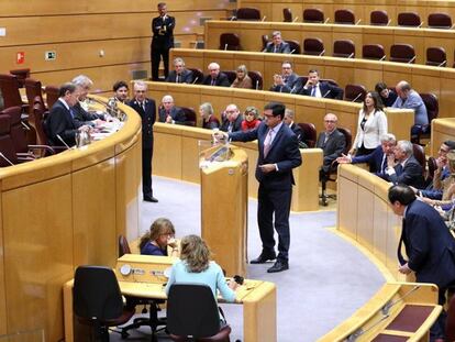 FOTO: Óscar Lopez, del PSOE, votando en la Comision del articulo 155, en el Senado. / VÍDEO: Méndez de Vigo, sobre la decisión del 'president'.