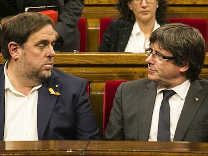 Oriol Junqueras y Carles Puigdemont durante el pleno del Parlament de este jueves.