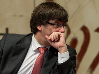 Carles Puigdemont en la reunión del Govern del 24 de octubre. En vídeo, Rajoy anuncia la convocatoria de elecciones.