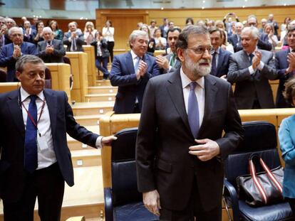 El presidente del Gobierno, Mariano Rajoy, es aplaudido a su llegada al pleno extraordinario del Senado.