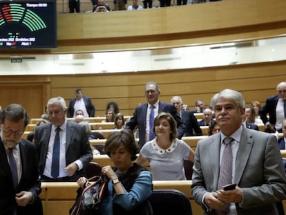 Mariano Rajoy y Soraya Sáenz de Santamaría, tras la votación del artículo 155 en el Senado.