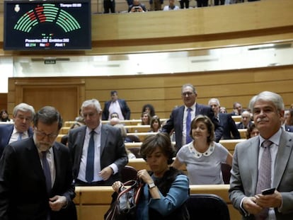 Mariano Rajoy y Soraya Sáenz de Santamaría, tras la votación del artículo 155 en el Senado.