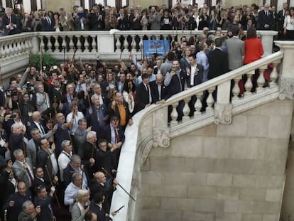 Alcaldes de diferentes localidades de Cataluña muestran su apoyo a la declaración de independencia tras el pleno del Parlament.