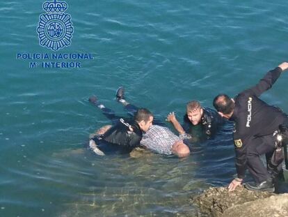 Momento del rescate del náufrago en El Puerto de Santa María.