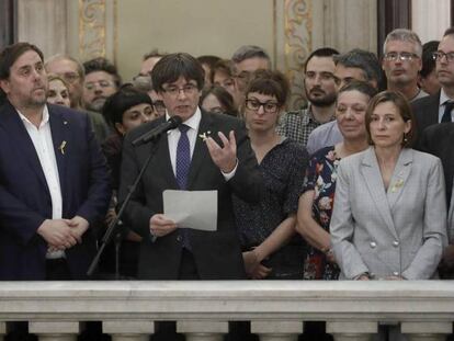Puigdemont, Junqueras, y Forcadell, entre otros líderes independentistas, en el Parlament, tras aprobarse la declaración de independencia.
