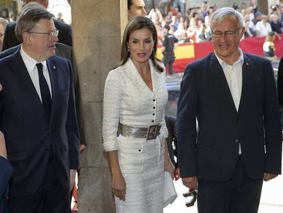 Desde la izquierda, Boluda, Puig, la reina Letizia, Ribó y Grisolía en los Premios Jaime I.