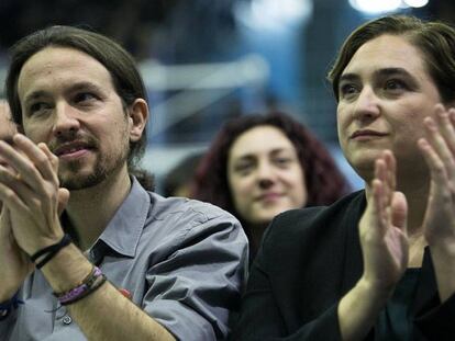 Pablo Iglesias junto a Ada Colau durante un mitín de la coalición En Comú Podem.