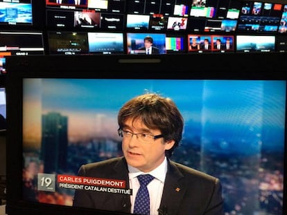 FOTO: Carles Puigdemont durante una entrevista en un estudio de televisión, en Bruselas (Bélgica). / VÍDEO: 200 alcaldes soberanistas viajan a Bruselas para pedir a Europa "que deje de mirar hacia otro lado".