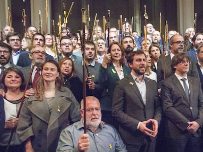 Puigdemont rodeado de los alcaldes en Bruselas, este martes.