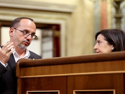 El portavoz del PdCAT, Carles Campuzano, conversa con la portavoz del PSOE en el Congreso, Margarita Robles, durante el pleno del Congreso