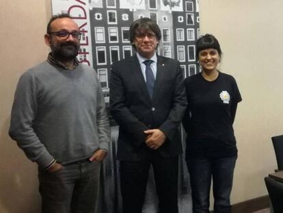 Imagen distribuida ayer por la CUP de la visita que dos de sus miembros, Anna Gabriel y Benet Salellas, hicieron a Carles Puigdemont en Bruselas.