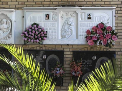 Las tumbas de las niñas de Alcàsser en el cementerio de la localidad.