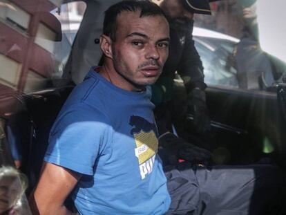 El presunto homicida de Alzira sale del piso donde supuestamente este domingo degolló a su hija.