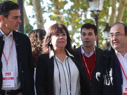 El secretario general del PSOE, Pedro Sánchez, y la presidenta, Cristina Narbona, junto a Miquel Iceta, camino a la reunión del Comité Federal del partido. ULY MARTIN