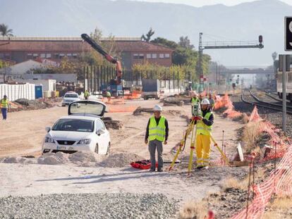 Trabajadores de Adif Alta Velocidad inician las obras de soterramiento de las vías del tren frente a la estación del Carmen (Murcia).