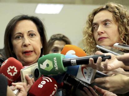 Las portavoces del grupo socialista en el Congreso, Margarita Robles (izquierda) y Meritxell Batet, piden la comparecencia del Gobierno para que aclare la injerencia rusa en el "procés".