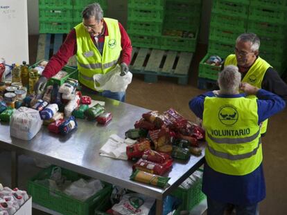 Voluntarios clasifican los alimentos en un evento anterior de la 'Gran Recogida'. Santi Burgos