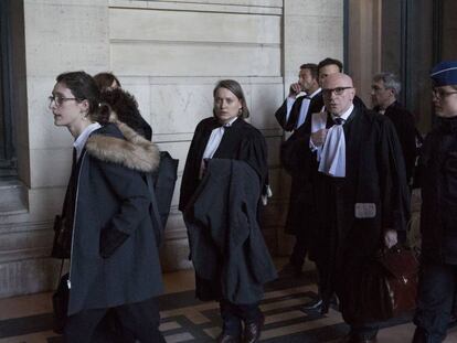 El abogado de Carles Puigdemont, Paul Bekaert, al término de la audiencia en el Palacio de Justicia de Bruselas, este viernes.