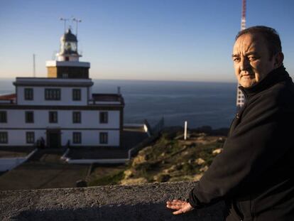 José Manuel Martínez, patrón mayor de la Cofradía de pescadores Nuestra Señora de las Arenas de Fisterra, en los alrededores del faro de la localidad.