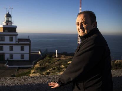 José Manuel Martínez, patrón mayor de la Cofradía de pescadores Nuestra Señora de las Arenas de Fisterra, en los alrededores del faro de la localidad.