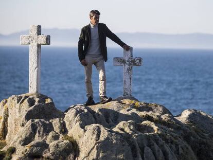 El percebeiro y miembro de Nunca Máis, Suso Lista, mira hacia el mar en las inmediaciones del cabo O Roncudo (Ponteceso).