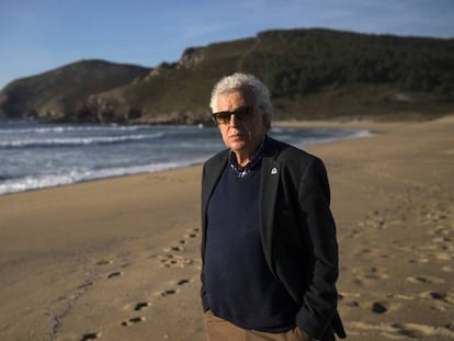 Rafael Mouzo, exregidor de Corcubión, pasea por la playa Mar de Fora, en Fisterra.