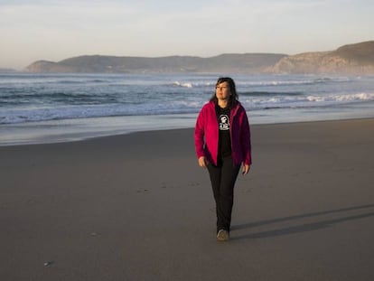 Soledad Méndez, voluntaria que ayudó en las tareas de limpieza tras el vertido del 'Prestige', pasea por la playa O Rostro (Fisterra).