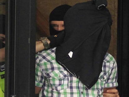 Agentes de la Policía Nacional trasladan a uno de los tres presuntos yihadistas marroquíes detenidos el miércoles en Madrid.