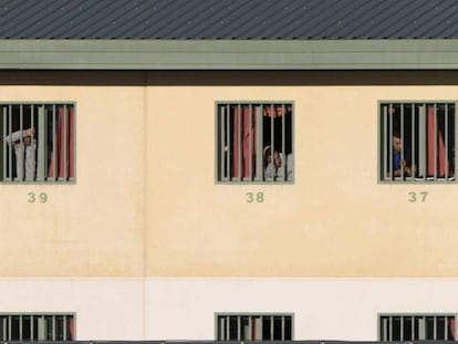 Varios inmigrantes en el Centro Penitenciario Malaga II, ubicado en Archidona.