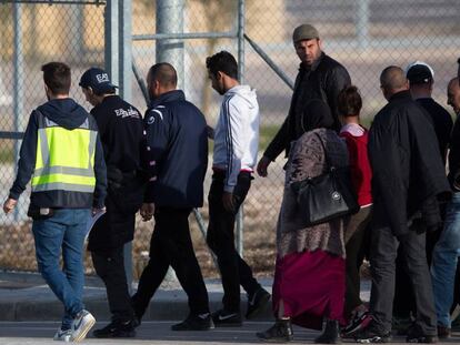 Algunos familiares de los inmigrantes argelinos recluidos en el centro penitenciario de Archidona (Málaga).