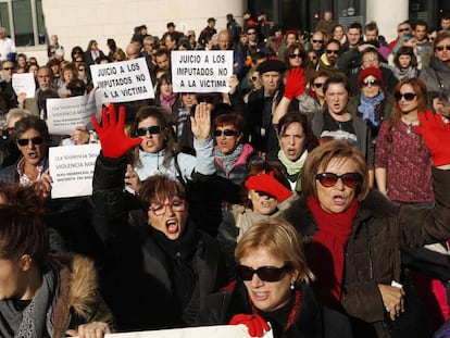 Protesta en la puerta de la Audiencia de Navarra, donde se celebra el juicio a los cinco miembros de La Manada.